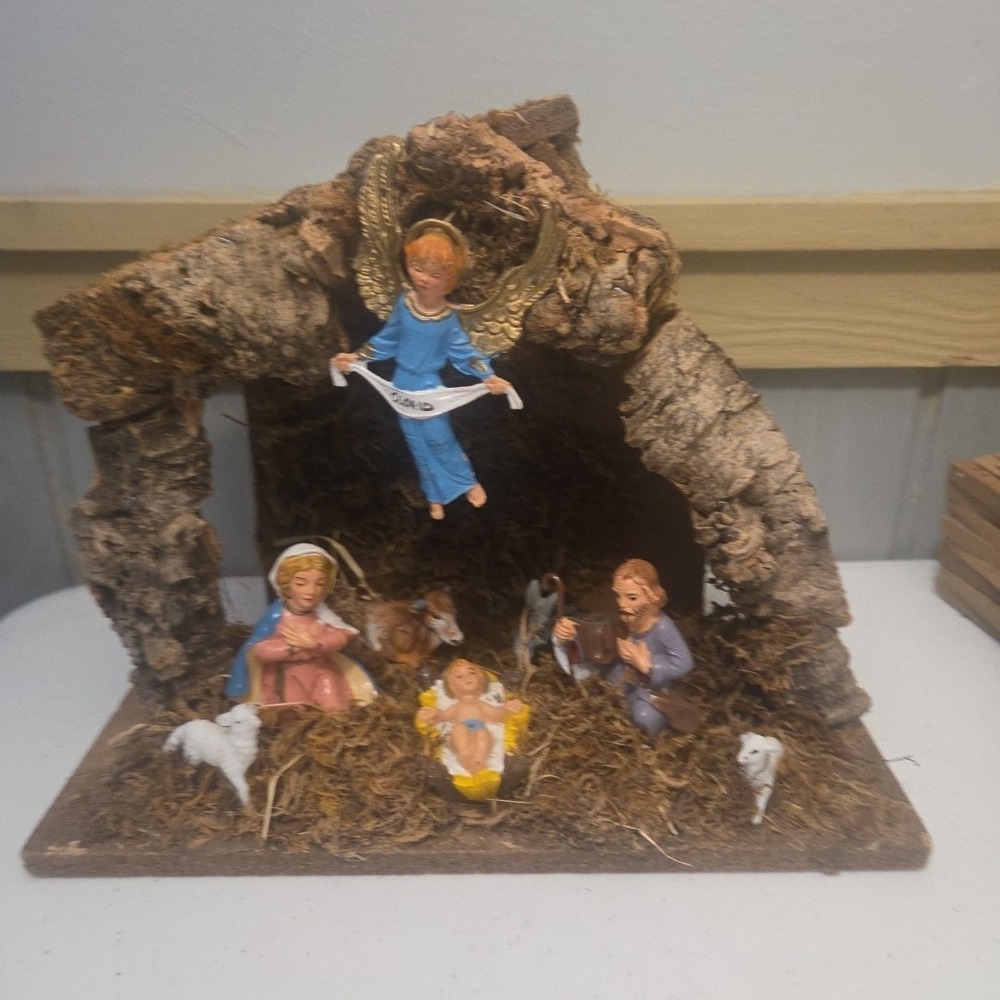 VINTAGE CRECHE MANGER NATIVITY Plastic FIGURES WOODEN Stable Made In Italy